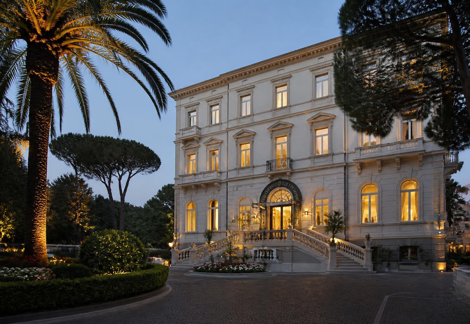 Hotel exterior at dusk in Tabiano Terme